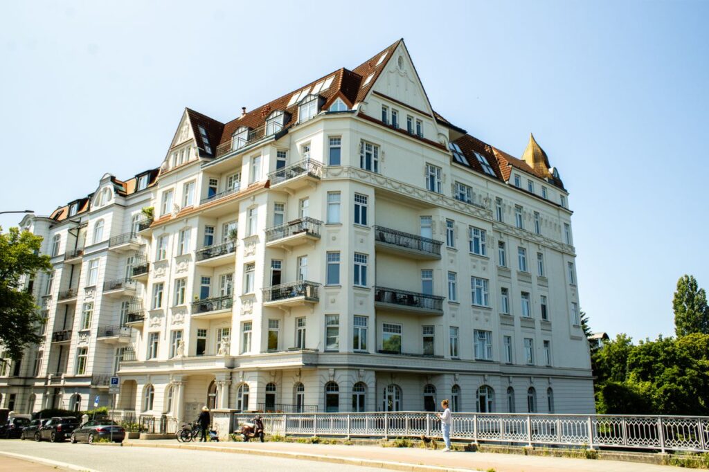 pexels-photo-35863372 Historic building in Hamburg, Germany, showcasing classic architecture with film photography charm.